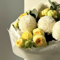 Букет из роз кустовых и хризантемы