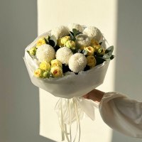 Букет из роз кустовых и хризантемы