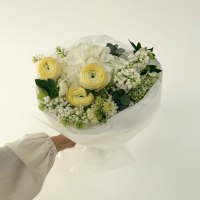 Букет из ранункулюсов, сирени, гортензии