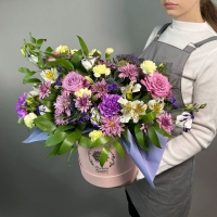 Коробочка цветов с гвоздикой, альстромерией, хризантемой