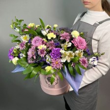 Коробочка цветов с гвоздикой, альстромерией, хризантемой