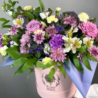 Коробочка цветов с гвоздикой, альстромерией, хризантемой