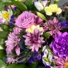 Коробочка цветов с гвоздикой, альстромерией, хризантемой