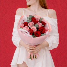 Букет из 13 роз, эвкалипта и декора