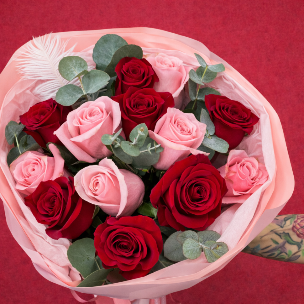 Букет из 13 роз, эвкалипта и декора