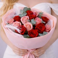 Букет из 13 роз, эвкалипта и декора