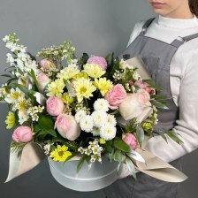 Коробочка цветов с хризантемами, альстромерией и розами