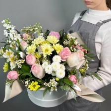 Коробочка цветов с хризантемами, альстромерией и розами