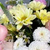 Коробочка цветов с хризантемами, альстромерией и розами