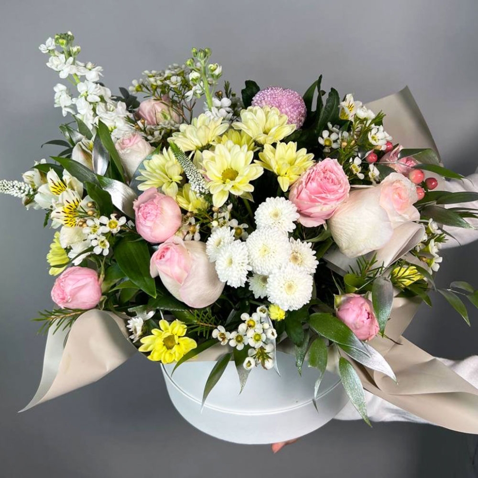 Коробочка цветов с хризантемами, альстромерией и розами