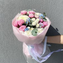 Букет из роз кустовых, хризантем и гвоздик