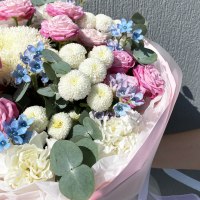 Букет из роз кустовых, хризантем и гвоздик