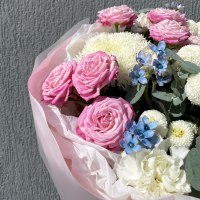 Букет из роз кустовых, хризантем и гвоздик