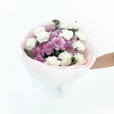 Букет из хризантем кустовых и гвоздики