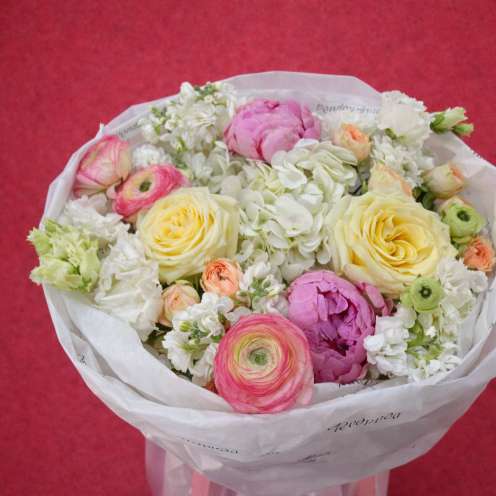 Букет из гортензий, роз, ранункулюсов и пионов