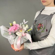 Цветы в стаканчике с орхидеей, эустомой и гортензией