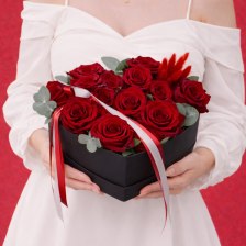 Композиция сердце с красными розами