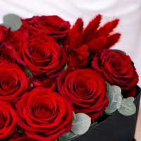 Композиция сердце с красными розами