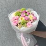 Букет из роза, вибурнума и розы кустовой
