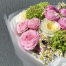 Букет из роза, вибурнума и розы кустовой