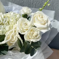 Букет из роз, маттиолы и гортензии