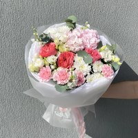 Букет из гортензии, хризантем и роз