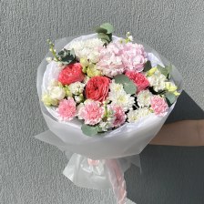 Букет из гортензии, хризантем и роз