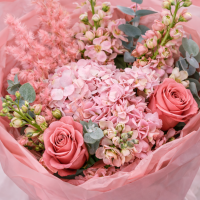 Букет из гортензии, маттиол, роз и эвкалипта