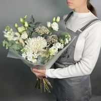 Букет с эустомой, хризантемой и эвкалиптом