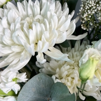 Букет с эустомой, хризантемой и эвкалиптом