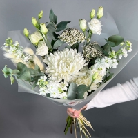 Букет с эустомой, хризантемой и эвкалиптом