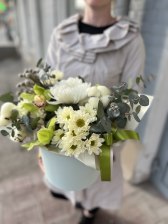 Коробочка цветов с орхидеей и кустовой хризантемой