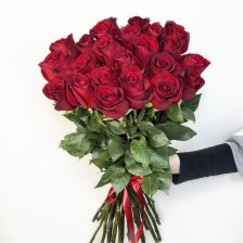 Букет из 25 красных роз 80 см по акции
