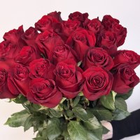Букет из 25 красных роз 80 см по акции