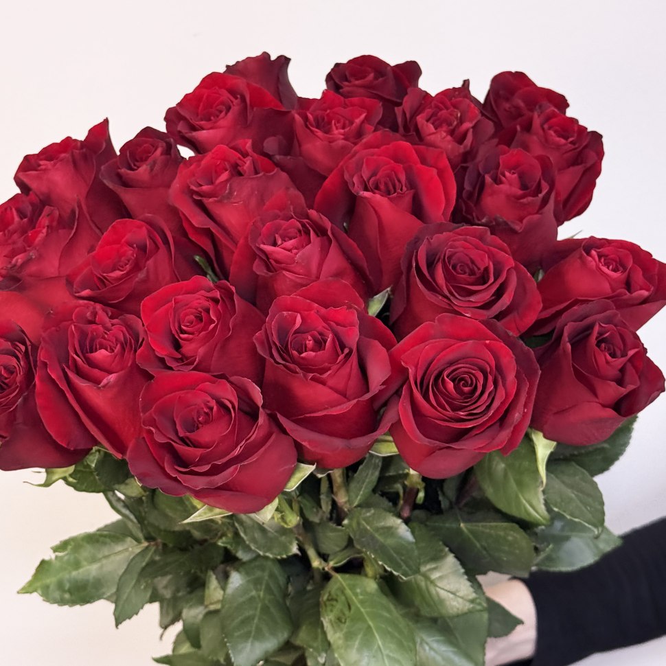 Букет из 25 красных роз 80 см по акции