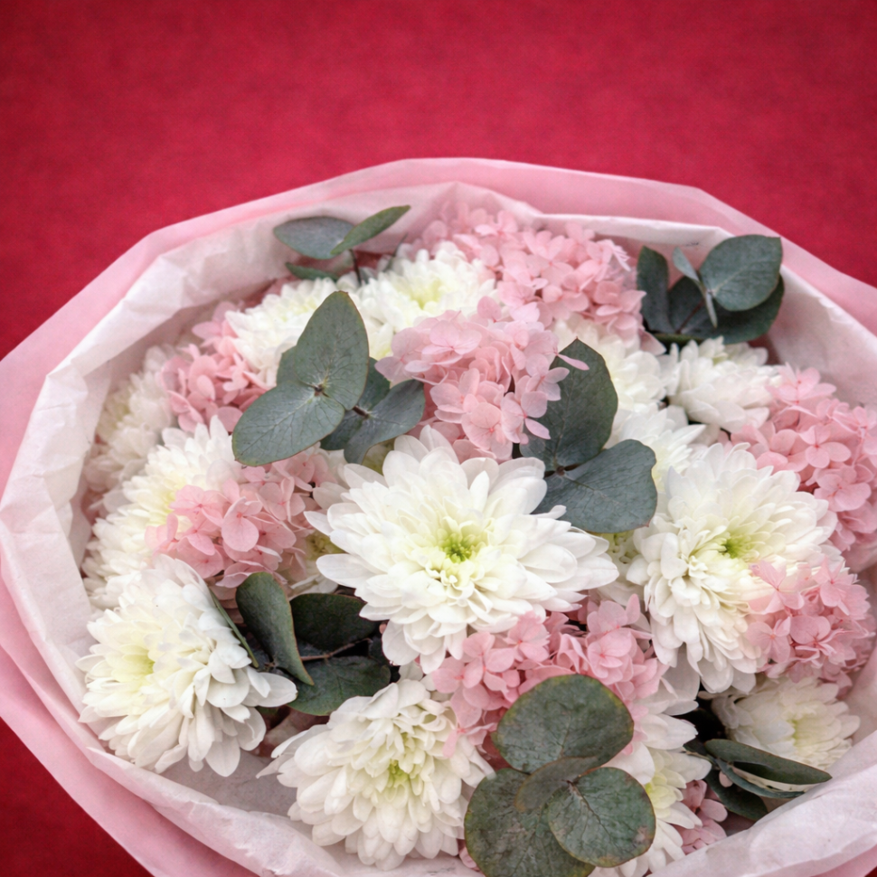 Букет из хризантем, гортензии и эвкалипта