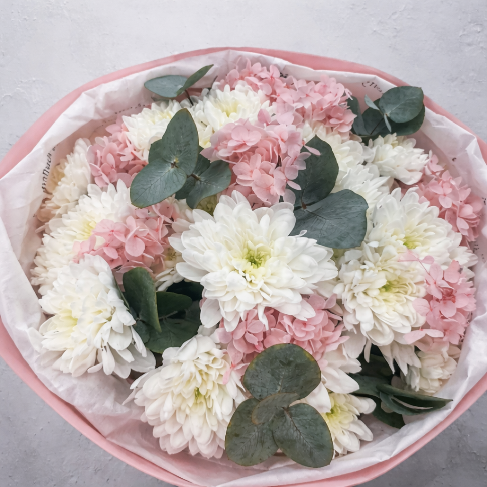 Букет из хризантем, гортензии и эвкалипта