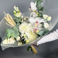 Букет с эустомой, хризантемой и лагурусом