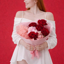 Букет из гортензии, роз и аспарагуса