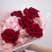 Букет из гортензии, роз и аспарагуса