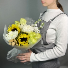Букет с хризантемой, розой и подсолнухом