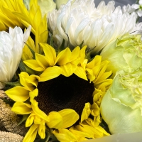 Букет с хризантемой, розой и подсолнухом