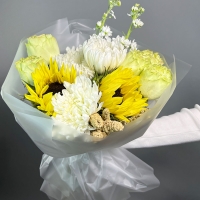 Букет с хризантемой, розой и подсолнухом