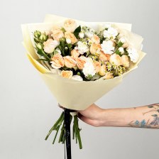 Букет из танацетума, розы кустовой