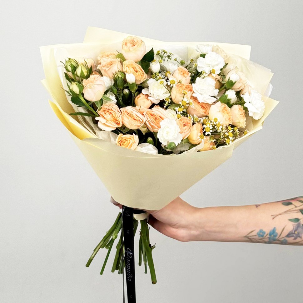 Букет из танацетума, розы кустовой