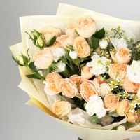 Букет из танацетума, розы кустовой