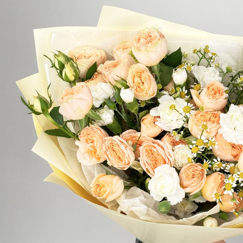 Букет из танацетума, розы кустовой