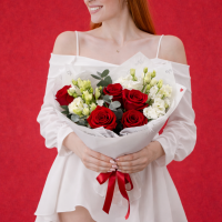 Букет из роз, эустом и эвкалипт