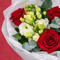 Букет из роз, эустом и эвкалипт