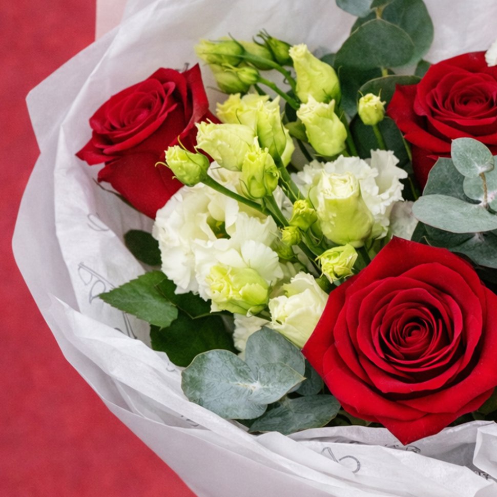 Букет из роз, эустом и эвкалипт